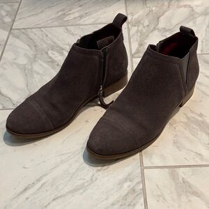 TOMS women’s Suede Ankle Boots - Dark Gray